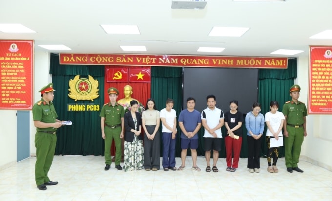 Nhóm nghi can bị bắt giữ liên quan đường dây mua bán hóa đơn. Ảnh: Mai Phương