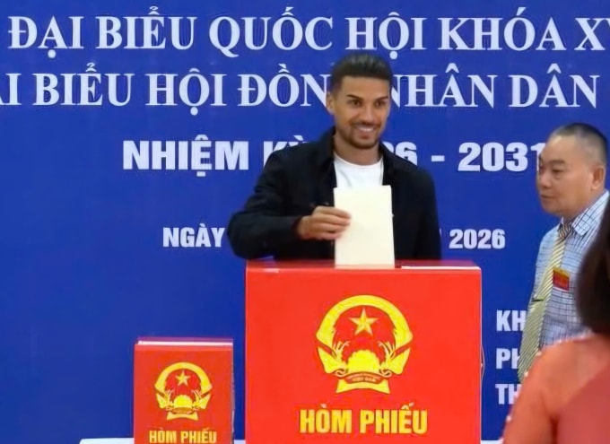 Đỗ Hoàng Hên bỏ phiếu sáng 15/3. Ảnh: Hanoi Football Club