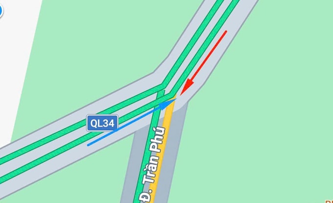 Vị trí hai xe va chạm (hướng mũi tên xanh xe van và đỏ xe tải).