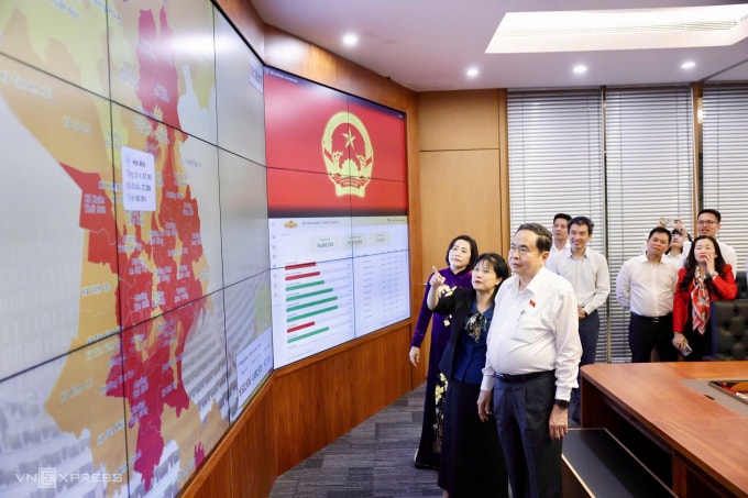 Chủ tịch Quốc hội Trần Thanh Mẫn cùng các thành viên Hội đồng bầu cử quốc gia theo dõi cập nhật kết quả bỏ phiếu trên cả nước. Ảnh: Giang Huy