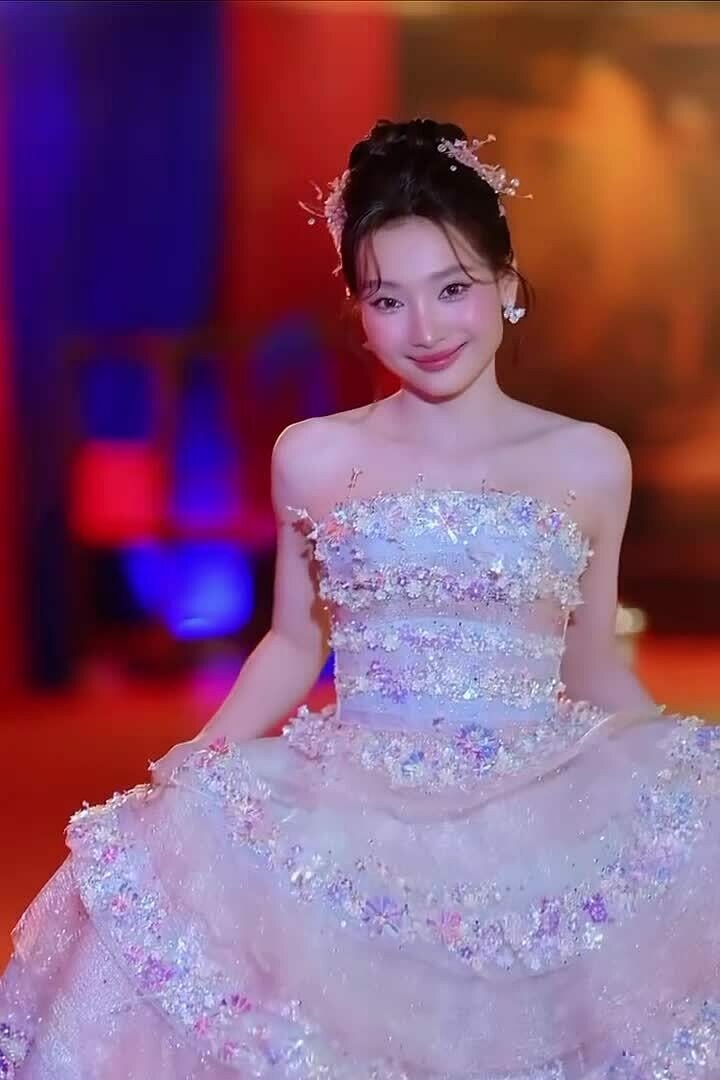 Ngọc Hương trên thảm đỏ công chiếu phim Quỷ nhập tràng 2 tại TP HCM