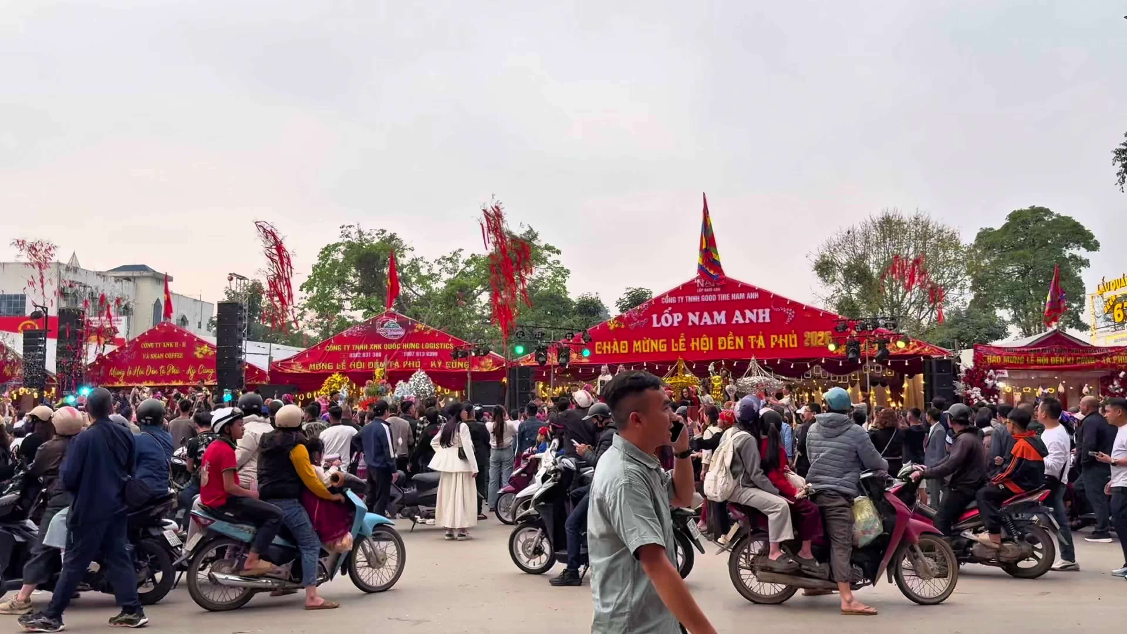 Người Lạng Sơn chi hàng trăm triệu dựng rạp, mời khách lạ đến ăn cỗ