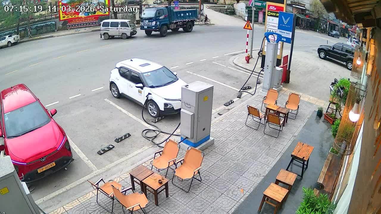 Tông nhau trực diện tại ngã ba khiến xe van bẹp dúm đầu