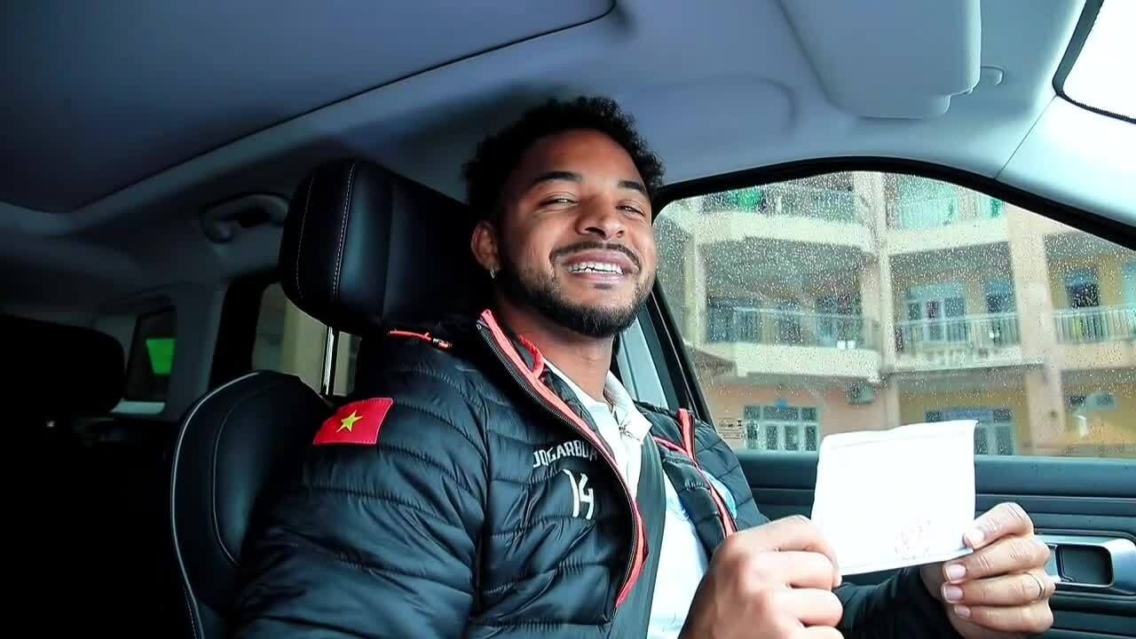 Tuyển thủ Nguyễn Xuân Son đi bầu cử