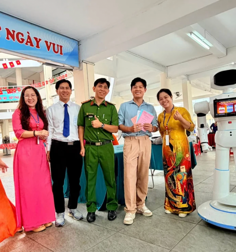 Nhạc sĩ Nguyễn Văn Chung, NSND Mỹ Uyên rộn ràng đi bầu cử, tự hào ngày hội non sông- Ảnh 2.