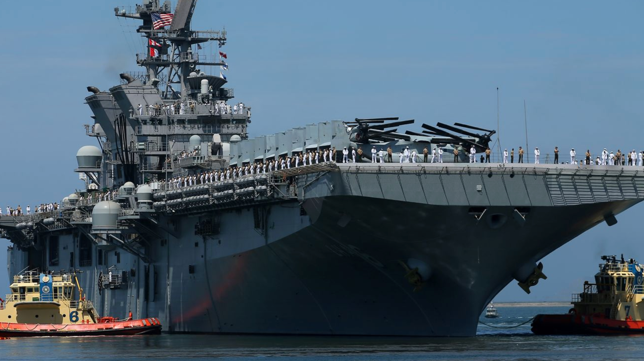 Tàu USS Tripoli hoạt động như một “tàu sân bay hạng nhẹ”. (Ảnh: Reuters)