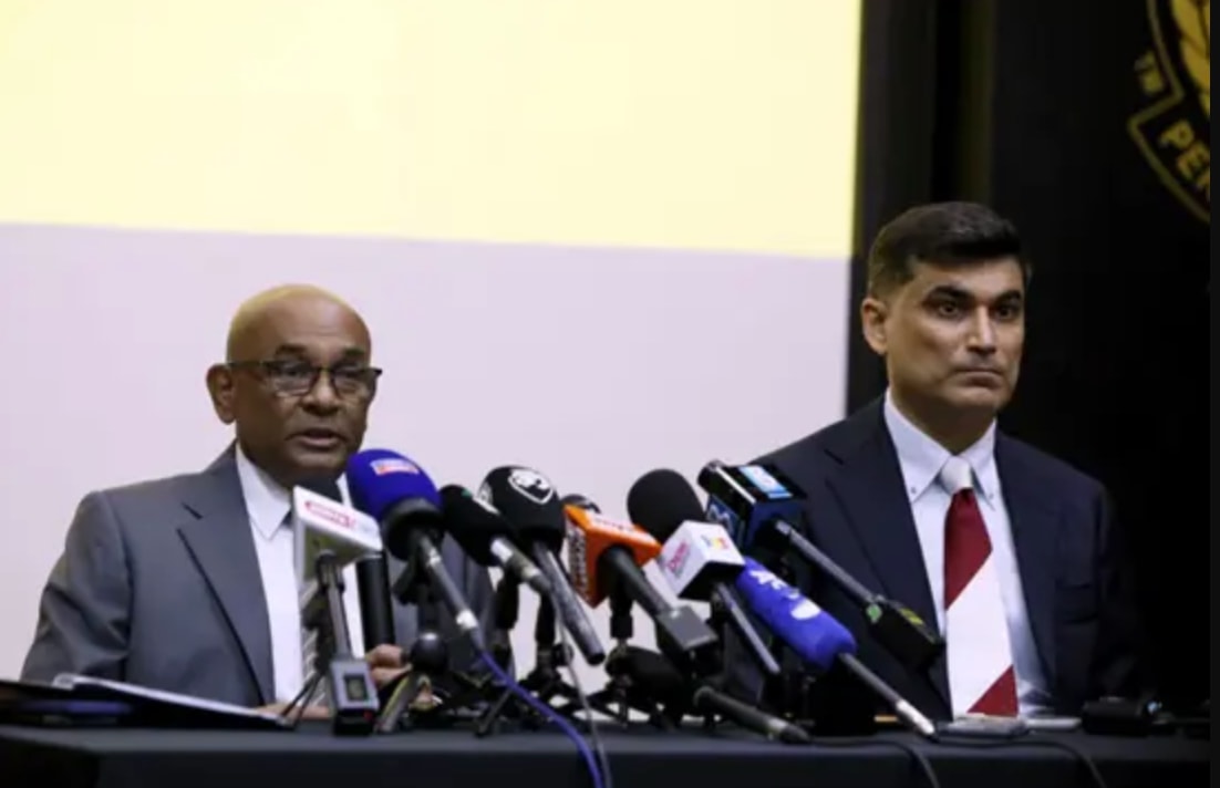 Phó Tổng thư ký AFC Vahid Kardany (bên phải) cho biết vấn đề lớn nhất của FAM nằm ở 