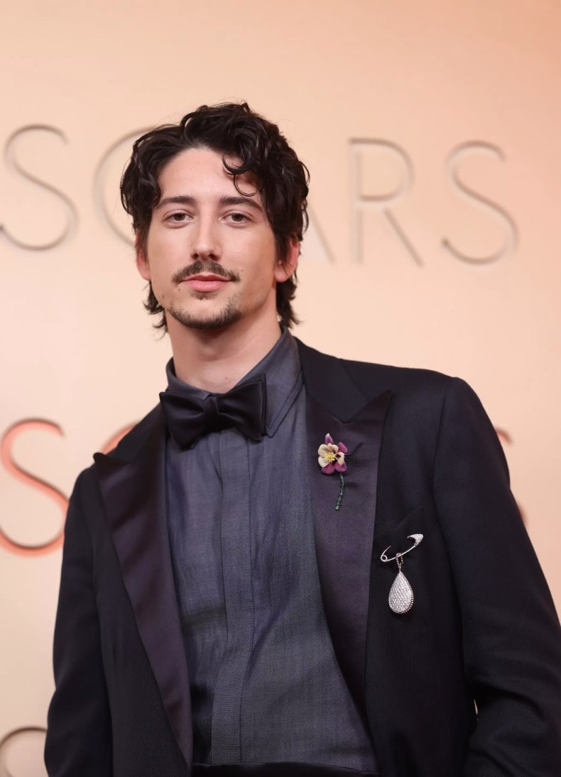 Bên cạnh dàn mỹ nhân, các nam diễn viên cũng thu hút sự chú ý. Milo Manheim, ngôi sao của loạt phim 