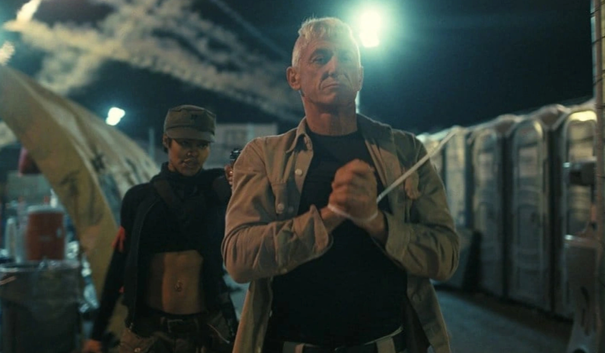 Sean Penn nhận nhiều lời khen cho vai phản diện. Ông cũng giành tượng vàng Oscar với hạng mục Nam diễn viên phụ xuất sắc nhất.