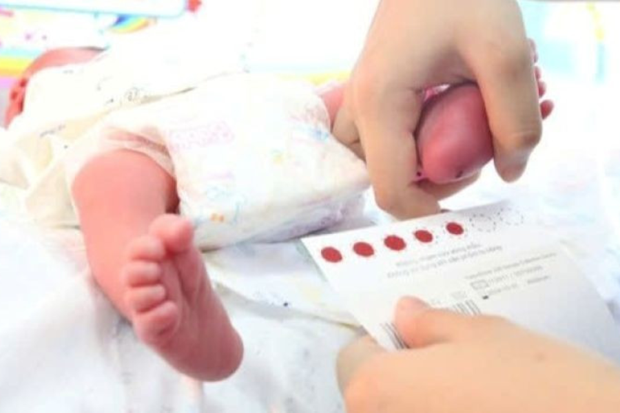 Lấy máu gót chân sàng lọc bệnh cho trẻ sơ sinh. (Báo Nhân dân)