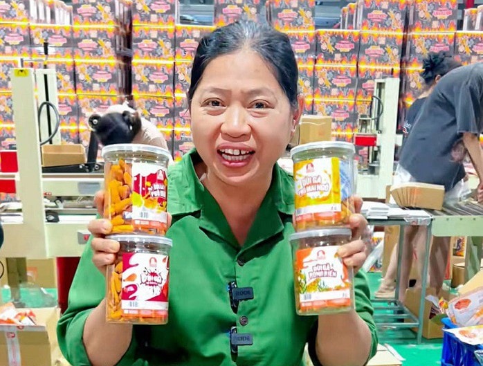 Bán đồ ăn vặt trên mạng, bà Tuyết ở Thái Nguyên thu gần 230 tỉ đồng chỉ trong 1 năm - Ảnh 1.