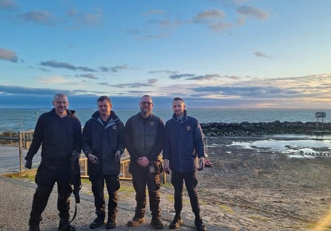 Bốn người đàn ông đã giải cứu một người mẹ và con gái bị mắc kẹt trong cát. Ảnh: Dailymail.