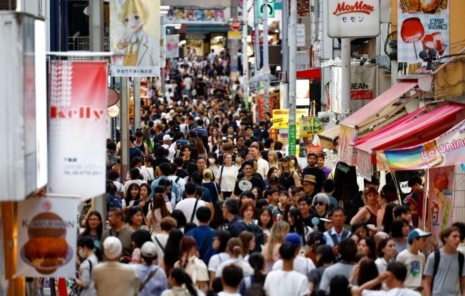 Du khách tại phố Takeshita ở khu mua sắm Harajuku, Tokyo, Nhật Bản, tháng 8/2024. Ảnh: Reuters
