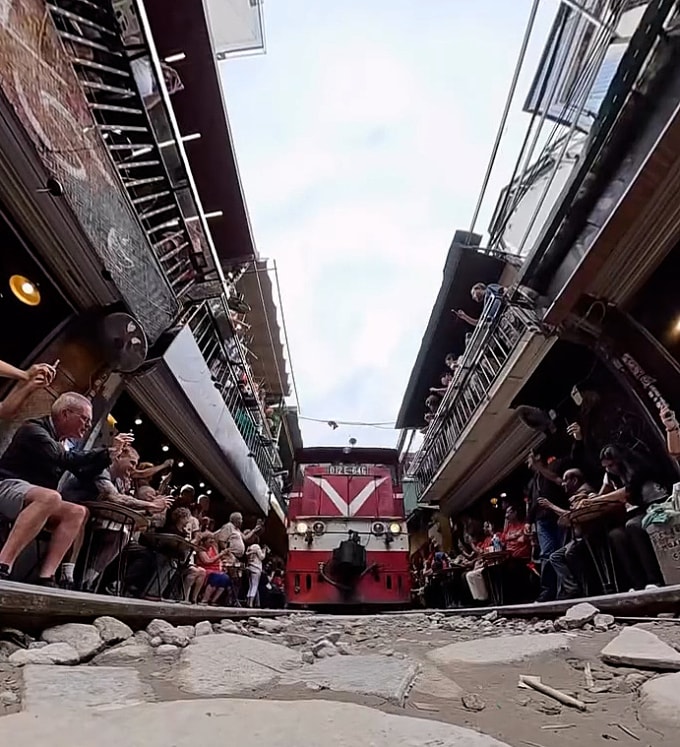 Góc quay khi tàu đi qua. Ảnh chụp màn hình