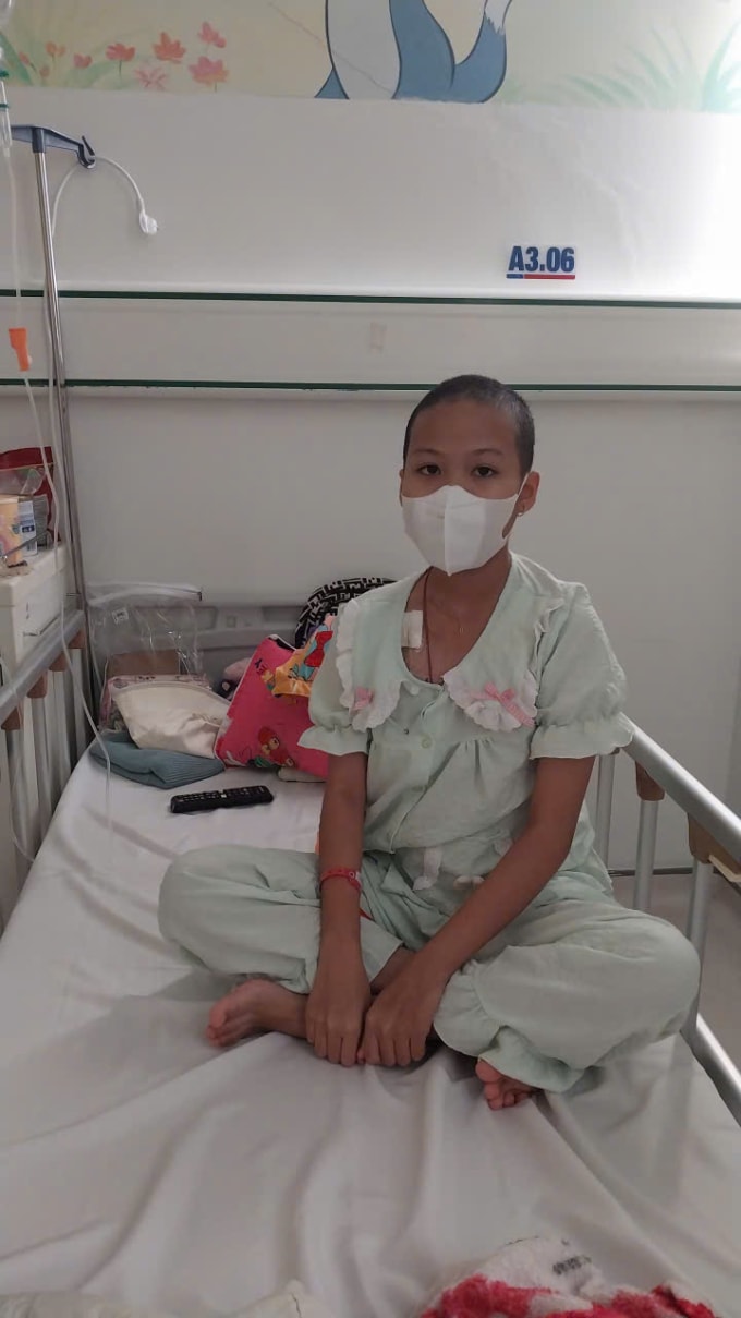 Bé Linh Đan điều trị tại bệnh viện, đầu năm 2026. Ảnh gia đình cung cấp