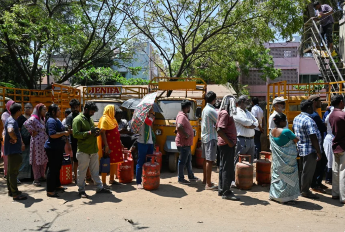 Người dân tập trung trước một đại lý gas để nạp lại khí đốt trong bối cảnh nguồn cung bị gián đoạn sau cuộc xung đột giữa Mỹ và Israel với Iran, tại Chennai, Ấn Độ, ngày 11/3. Ảnh: Riya Mariyam R/Reuters