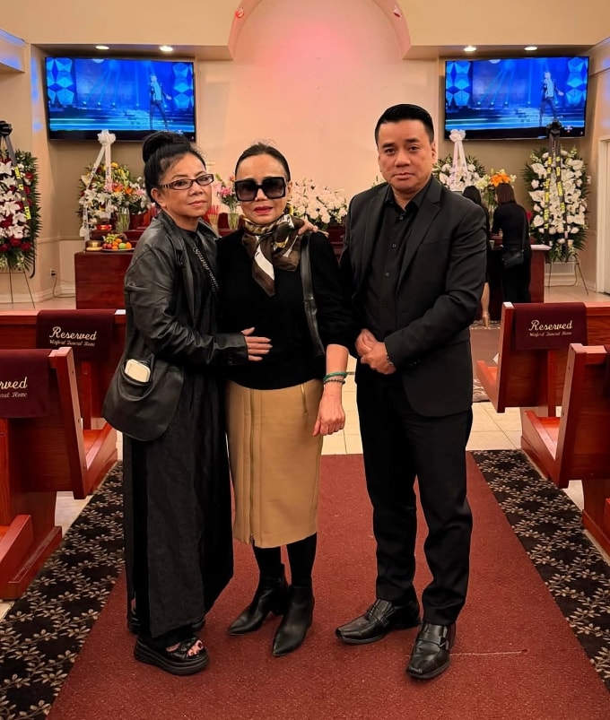 Ca sĩ Thanh Tuyền (giữa) đến tiễn biệt Kasim Hoàng Vũ và chia sẻ nỗi buồn với bà Bích Phương (trái) và người anh thân thiết của ca sĩ - anh Tony LP. Ảnh: Gia đình cung cấp