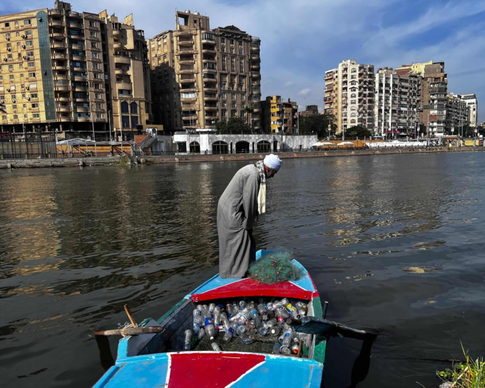 Mohammed Ahmed Sayed Mohammed tìm kiếm chai nhựa dưới sông Nile, gần đảo al-Qarsaya, Cairo, Ai Cập, tháng 3. Ảnh: The Guardian