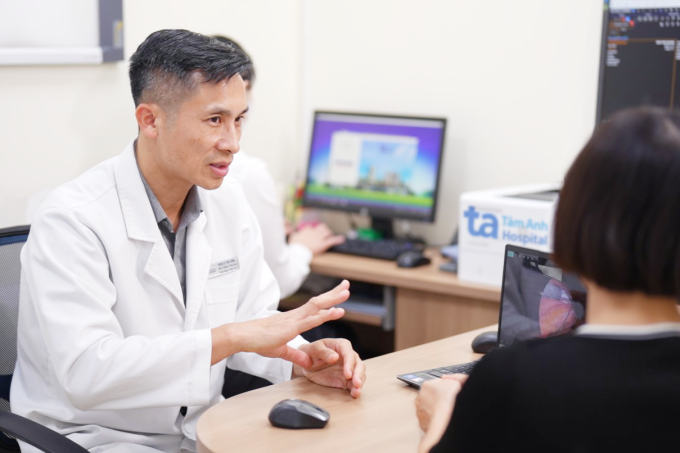 Bác sĩ tư vấn cho người bệnh áp xe hậu môn. Ảnh: Bệnh viện Đa khoa Tâm Anh