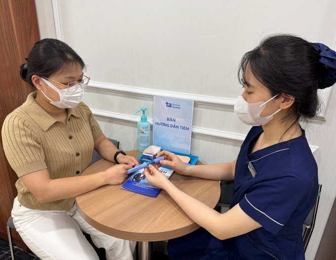 Nhân viên y tế tư vấn sử dụng bút tiêm giảm cân cho người bệnh. Ảnh: Bệnh viện Đa khoa Tâm Anh