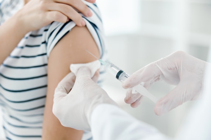 Nữ giới tiêm vaccine HPV. Ảnh minh họa: Vecteezy