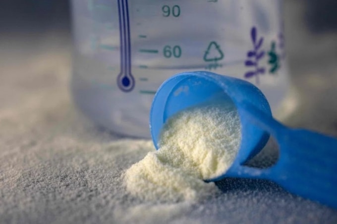 CDA đang phối hợp chặt chẽ với SFA để triển khai giám sát thông qua đội ngũ y bác sĩ, nhằm theo dõi và phát hiện sớm các trường hợp nghi ngộ độc cereulide ở trẻ em. Ảnh: AFP