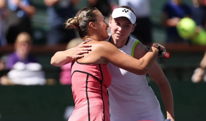 Sabalenka (trái) ôm Rybakina, sau trận chung kết WTA BNP Paribas Open, trên sân Trung tâm tại Indian Wells Tennis Garden, California, Mỹ hôm 15/3. Ảnh: Reuters