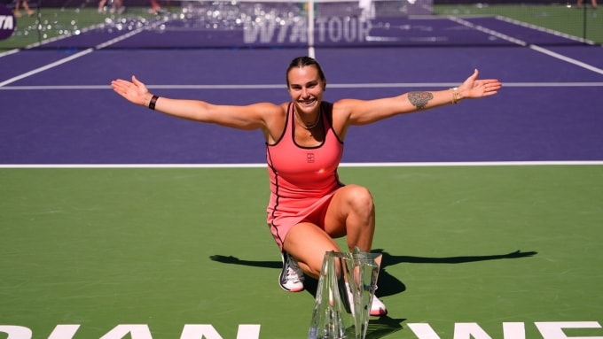 Sabalenka mừng danh hiệu WTA BNP Paribas Open, trên sân Trung tâm tại Indian Wells Tennis Garden, California, Mỹ hôm 15/3. Ảnh: Reuters