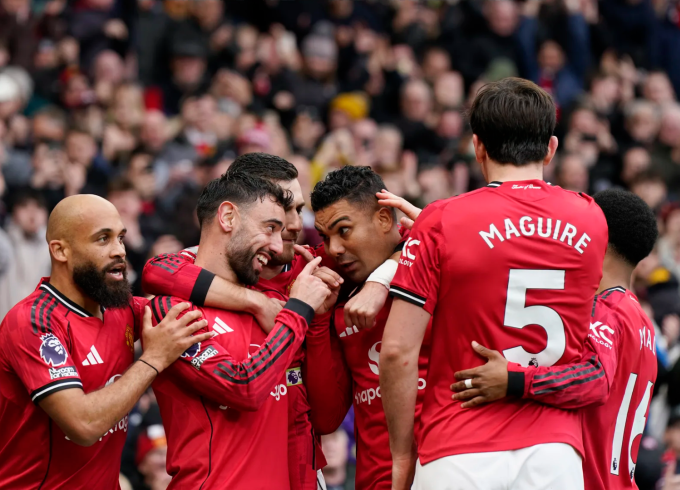 Casemiro mừng bàn mở tỷ số cùng Bruno Fernandes trong trận Man Utd thắng Aston Villa 3-1 trên sân Old Trafford, thành phố Manchester, Vương quốc Anh, vòng 30 Ngoại hạng Anh ngày 15/3/2026. Ảnh: Sportimage