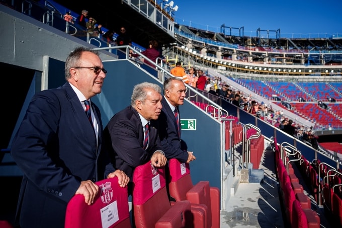 Laporta (giữa) trong ngày khánh thành sân Nou Camp mới hồi tháng 11/2025. Ảnh: FC Barcelona