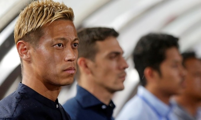 Cựu tiền vệ Nhật Bản Keisuke Honda ngồi trên ghế chỉ đạo trong trận ra mắt HLV tuyển Campuchia, khi đội đá giao hữu với Malaysia tại Phnom Penh, Campuchia ngày 10/9/2018. Ảnh: Reuters