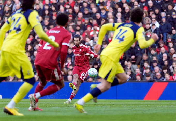 Dominik Szoboszlai ghi bàn đá phạt trong trận Liverpool hòa Tottenham 1-1 ở vòng 30 Ngoại hạng Anh trên sân Anfield, Liverpool, Anh ngày 15/3/2026. Ảnh: Squawka