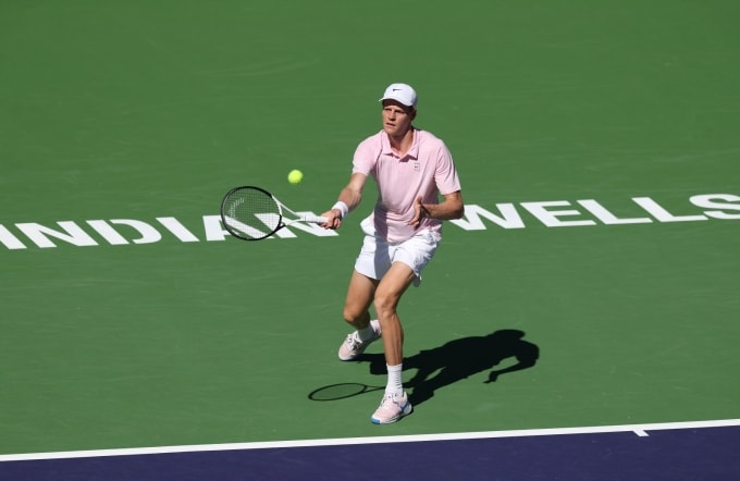 Sinner trong trận gặp Medvedev, trên sân Trung tâm tại Indian Wells Tennis Garden, California, Mỹ hôm 15/3. Ảnh: Reuters