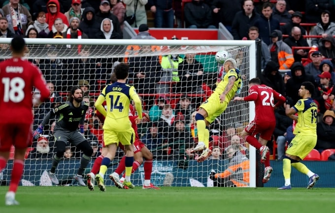 Trung phong Tottenham Richardlison đánh đầu uy hiếp khung thành Liverpool trong trận hòa 1-1 trên sân Anfield ở vòng 30 Ngoại hạng Anh ngày 15/3. Ảnh: Reuters