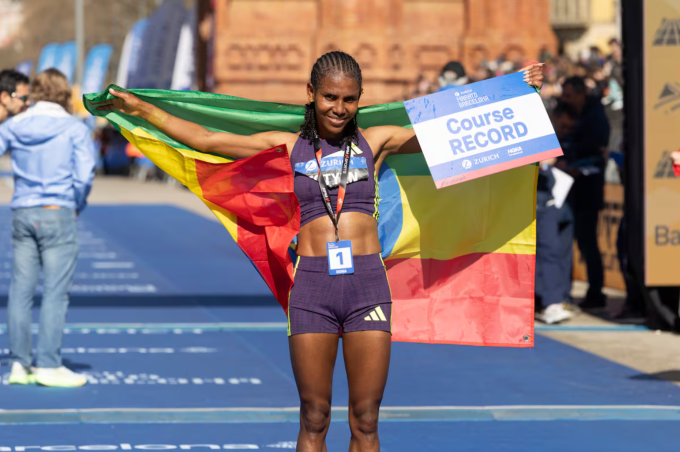 Fotyen Tesfay phá kỷ lục giải tại Barcelona Marathon 2026 ngày 15/3. Ảnh: EFE