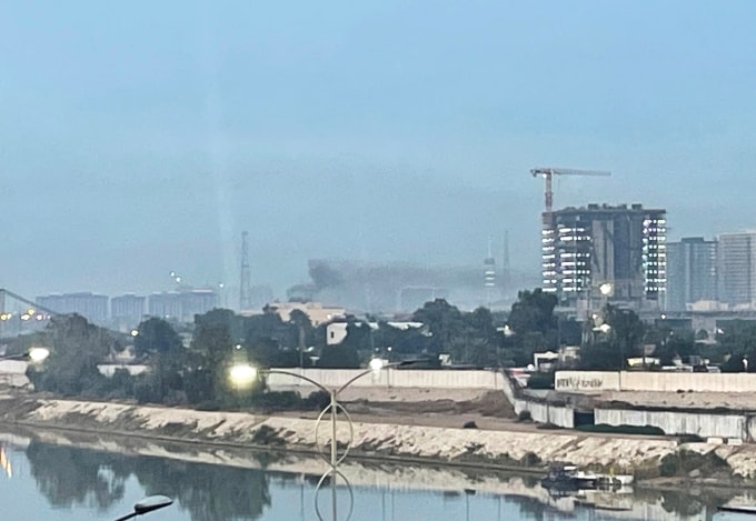 Khói bốc lên bên trong đại sứ quán Mỹ ở Baghdad, Iraq ngày 14/3. Ảnh: AFP