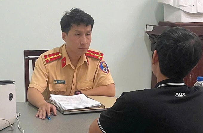 CSGT làm việc với người đàn ông đăng tin bị cướp xe. Ảnh: Công an TP HCM