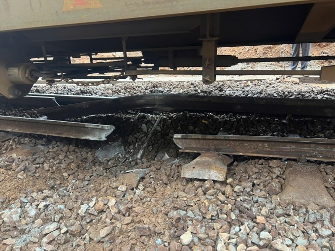Đường sắt bị đứt ray vì đá lăn. Ảnh: VNR