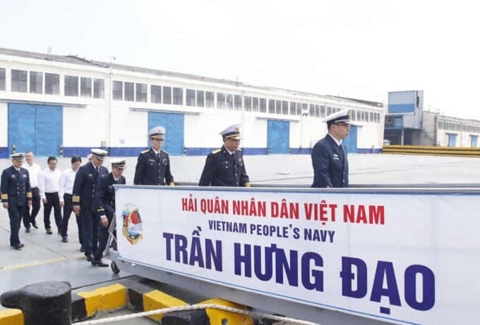 Lãnh đạo Căn cứ Hải quân Quảng Châu (Trung Quốc) tham quan tàu 015 Trần Hưng Đạo. Ảnh: Hoàng Diệu