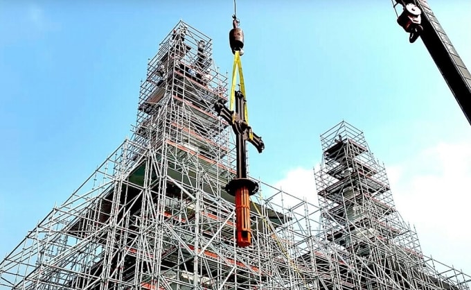 Thánh giá gần 130 năm tuổi được đưa từ đỉnh tháp kẽm nhà thờ xuống vào tháng 3/2023. Ảnh:Tổng giáo phận TP HCM