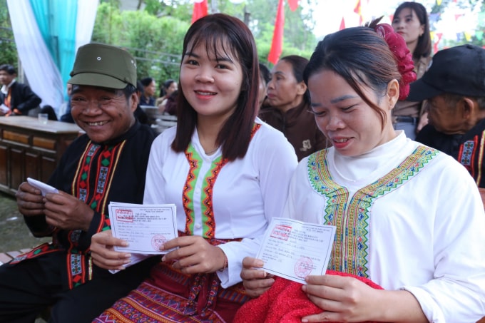 Người dân tộc thiểu số ở tỉnh Hà Tĩnh đi bỏ phiếu. Ảnh: Đức Hùng