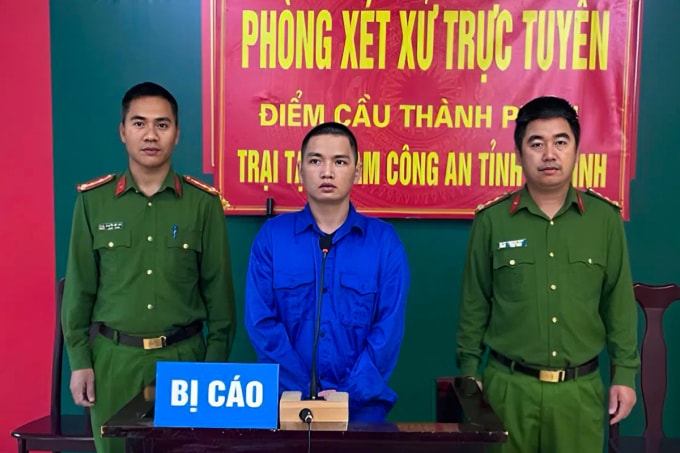 Bị cáo Đạt (đứng giữa) tại phiên xử. Ảnh: Hùng Lê