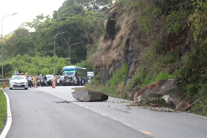 Khối đá được xử lý cho rơi xuống mặt đường đèo. Ảnh: Hoài Thanh
