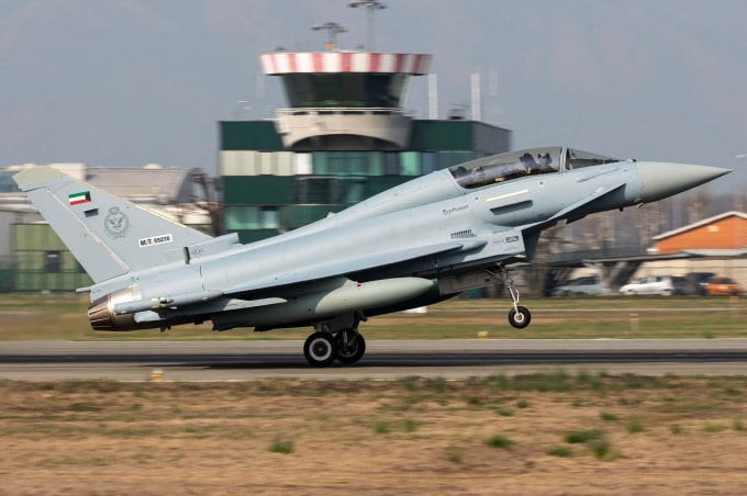Tiêm kích Eurofighter Typhoon của Kuwait hạ cánh sau khi hoàn thành nhiệm vụ huấn luyện năm 2022. Ảnh: APDR
