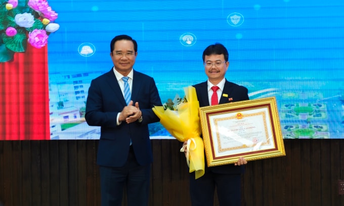 Ông Trần Hữu Dũng (phải) nhận Huân chương lao động hạng Nhì. Ảnh: Bảo Lâm