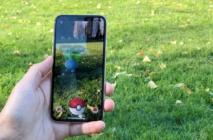 Một người chơi Pokémon Go ngoài trời. Ảnh: The Verge