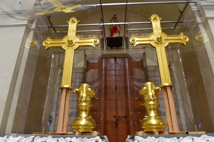 Hai Thánh giá cao hơn 3,7 m, nặng 400 kg được làm phép và đặt bên trong Nhà thờ Đức Bà Sài Gòn để người dân tham quan, chiều 8/12. Ảnh: Thanh Tùng
