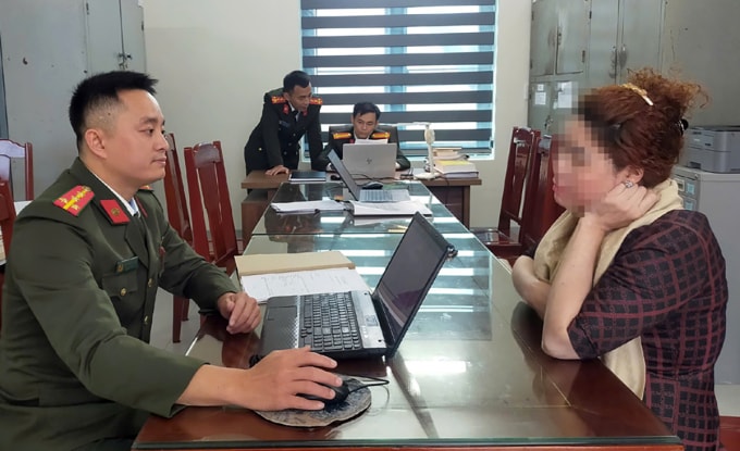 Bà Thu khai báo thủ đoạn của Xintel tại cơ quan điều tra. Ảnh: Lam Sơn