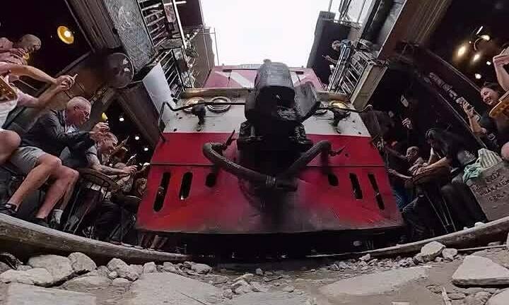 Nhân viên quán cà phê đặt máy quay lên đường ray