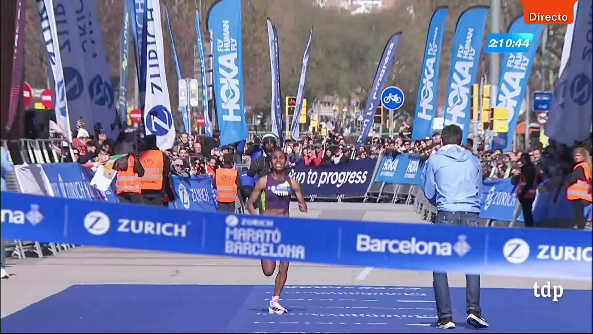 VĐV Ethiopia suýt phá kỷ lục thế giới nữ ngay lần đầu chạy marathon